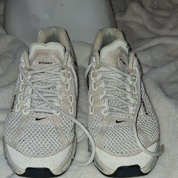Nike Stussy Cream Mesh Running Shoes - Picture 2 of 9